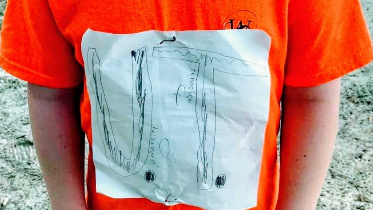 Мальчик оригинальным способом украсил футболку символикой университета. Его дизайн решили сделать официальным