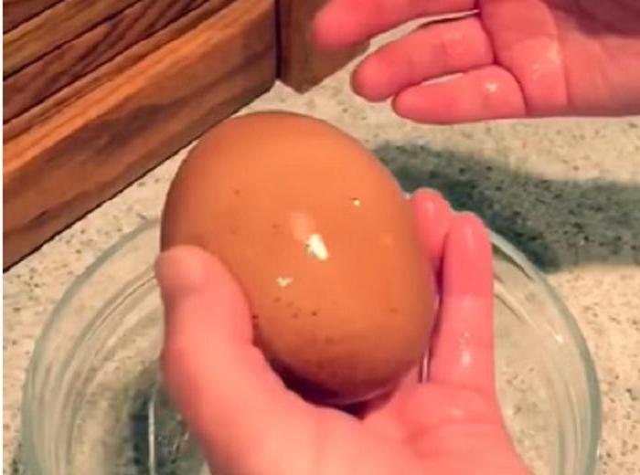 Чудеса природы: мужчина нашел огромное куриное яйцо. Разбив его, обнаружил удивительный сюрприз