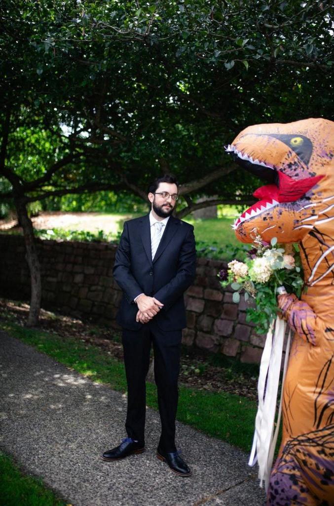 Не крокодил, но динозавр: невеста удивила всех своим экстравагантным образом