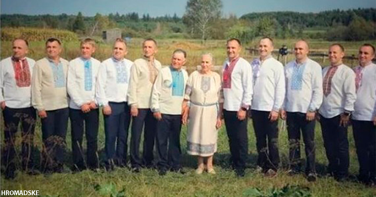 10 братьев приехали в село, чтобы поздравить родителей с юбилеем свадьбы