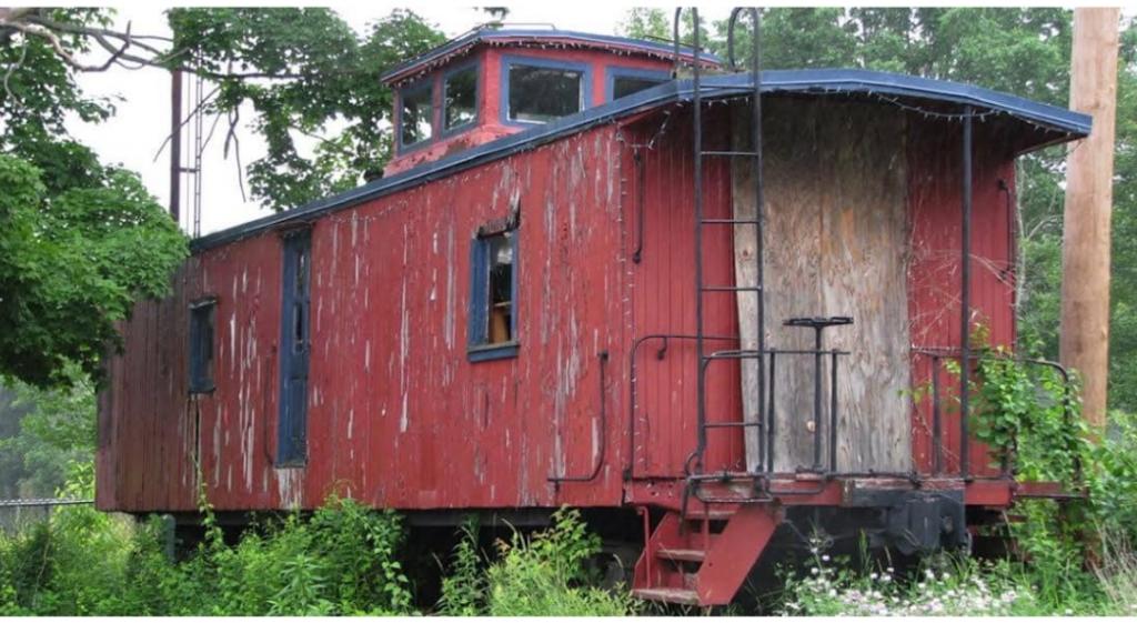 Еще недавно старый вагон был частью неприглядного пейзажа. Сегодня это уютный номер для семейного отдыха