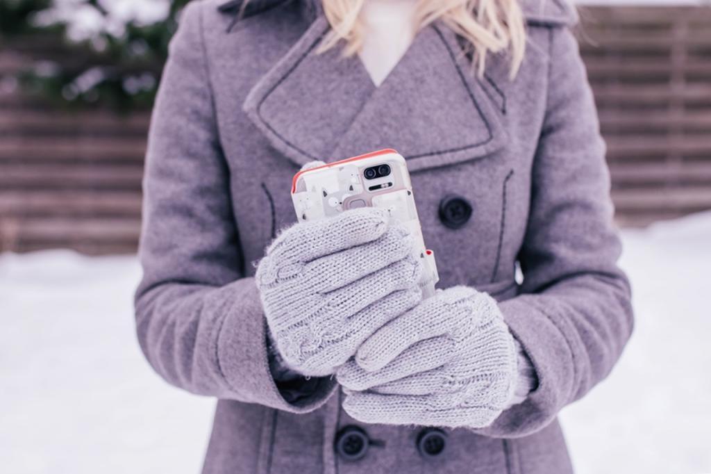 Теперь холода мне не страшны: я сделала обычные перчатки сенсорными за 5 минут и смогу спокойно пользоваться телефоном на морозе