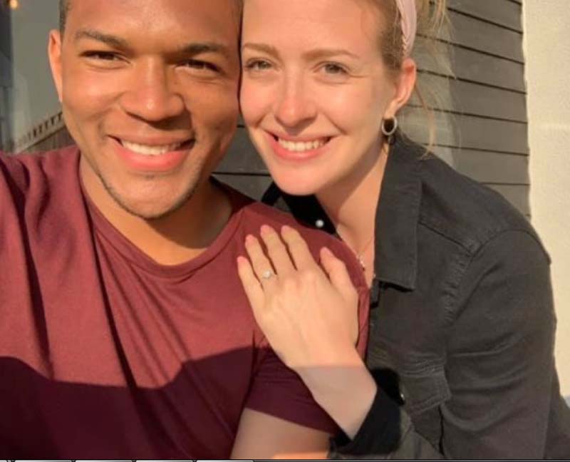 Парень решил сделать свое девушке предложение во время отпуска и фотографировал ее с кольцом так, что она об этом не догадывалась
