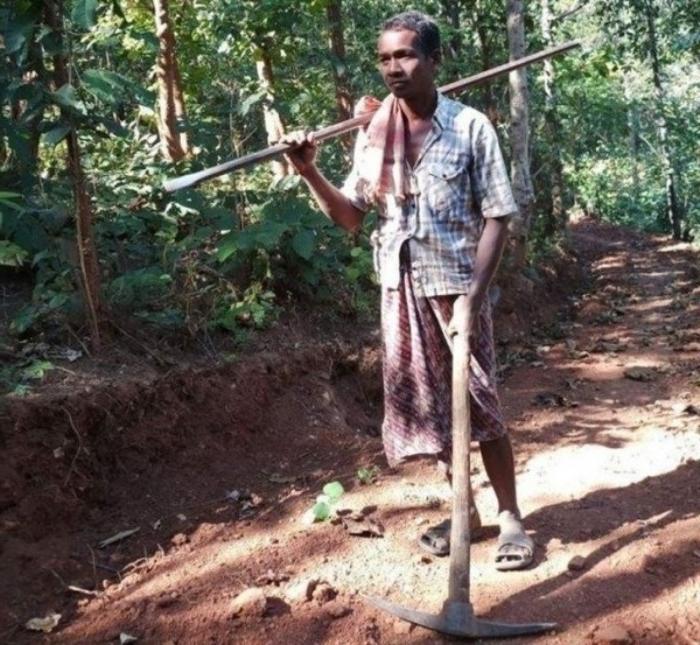 Чтобы деревенские дети могли ходить в школу, мужчина потратил 2 года на создание дороги