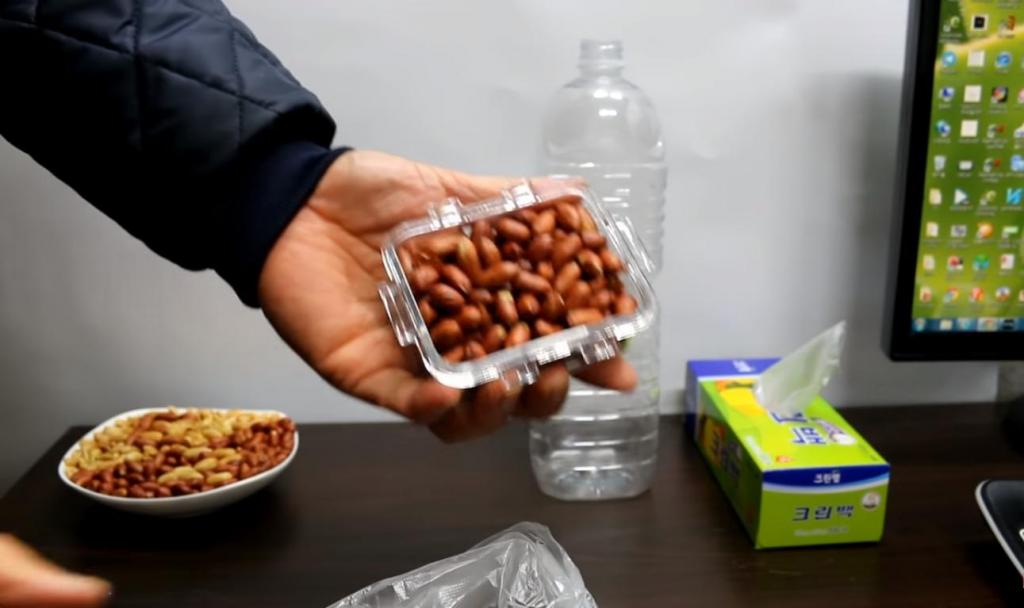 Мужчина решил очистить арахис от шелухи с помощью пылесоса и показал, что у него получилось (видео)