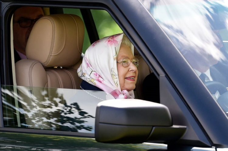 У королевы Великобритании нет водительских прав. Но это не мешает ей ездить на автомобиле