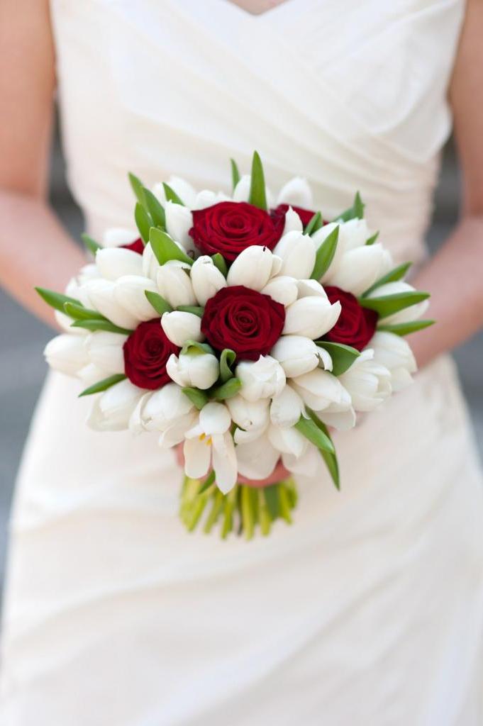 Выбор свадебного букета невесты повлияет на дальнейшую семейную жизнь: значение цветов, приметы, правила покупки, предрассудки