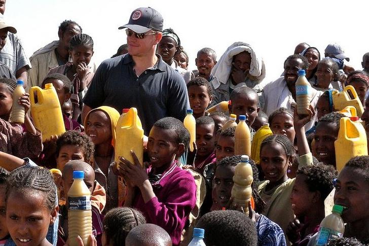 10 звезд, которые делают этот мир лучше: Мэтт Деймон помогает некоторым семьям получить доступ к питьевой воде
