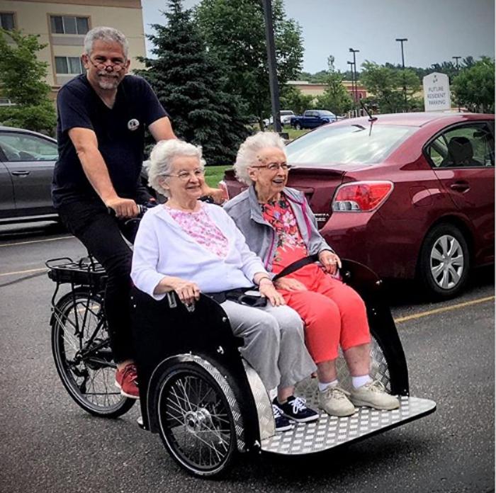 «Погонять» на велосипеде: волонтеры помогли пожилым людям совершать велопрогулки с помощью рикши