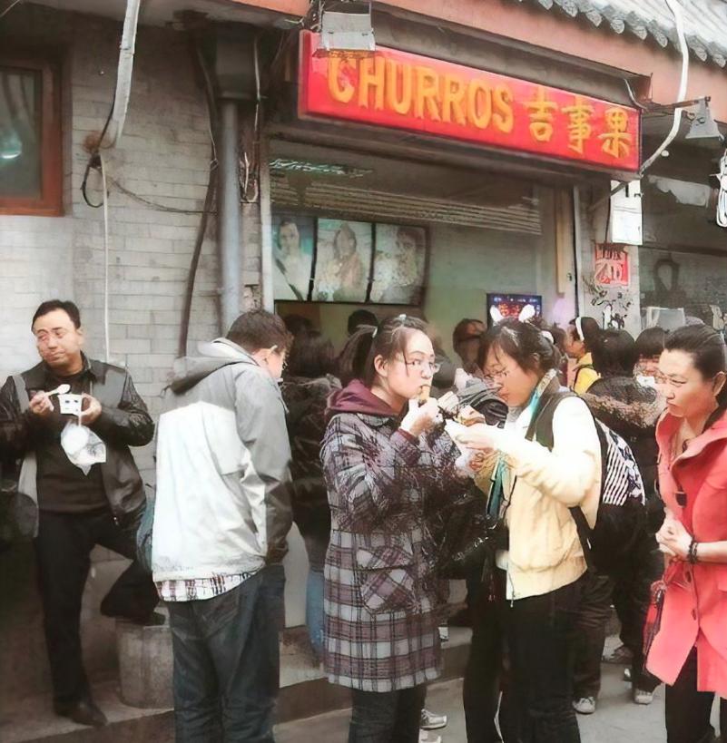 Парень случайно увидел лицо друга на рекламе еды по всему Китаю