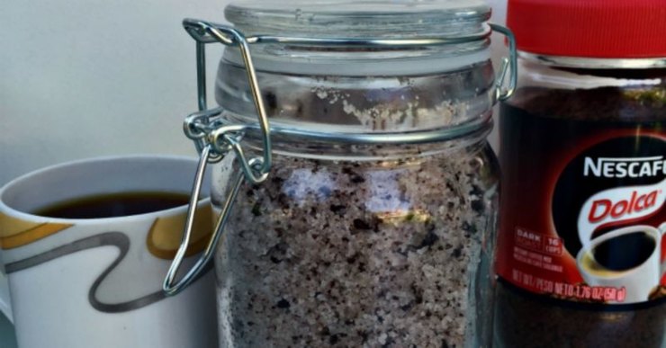 Очищает сковородки, убирает запах лука: способы использовать кофейную гущу и зерна в быту