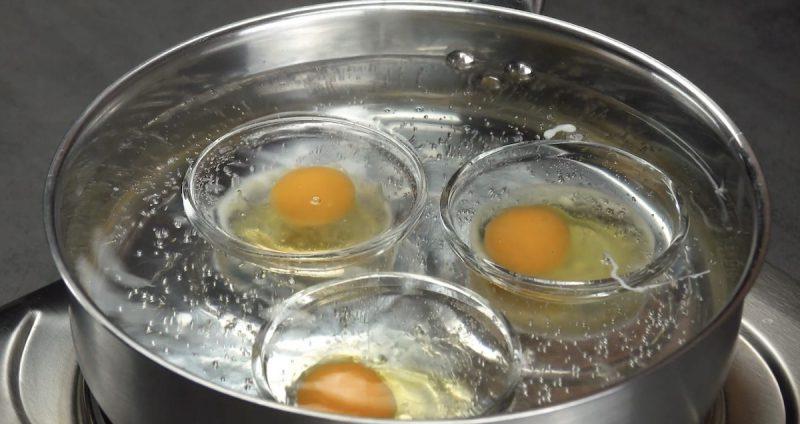Разбить яйца и вылить в кипящую воду: 4 рецепта небанального приготовления яиц