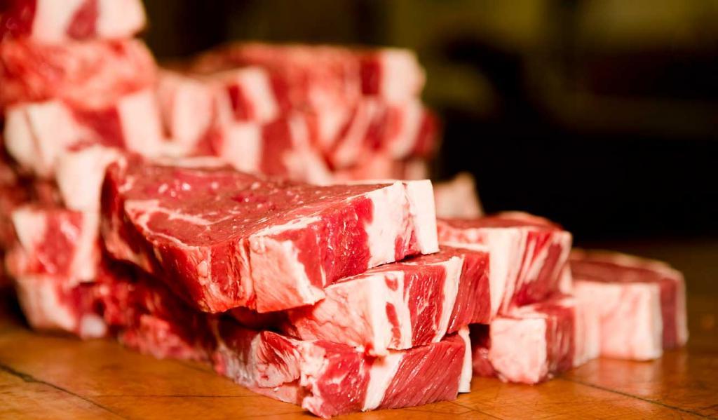 Знакомый мясник рассказал, как выбрать качественное мясо и отличить его от наколотого антибиотиками