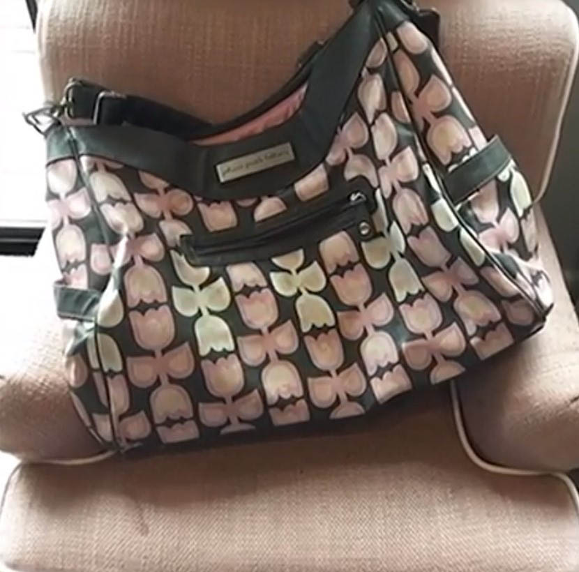 Женщина купила подержанную сумку и обнаружила в ней вещь, которая изменила жизнь незнакомой семьи к лучшему