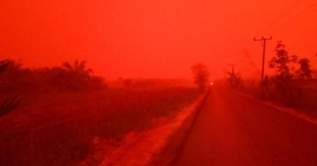 В Индонезии небо стало красным. Ученые говорят, что все из за явления рассеяния Рэлея