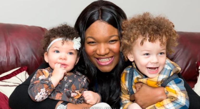 Уникальный случай: черная мама родила двух белых детей. Как сегодня они выглядят