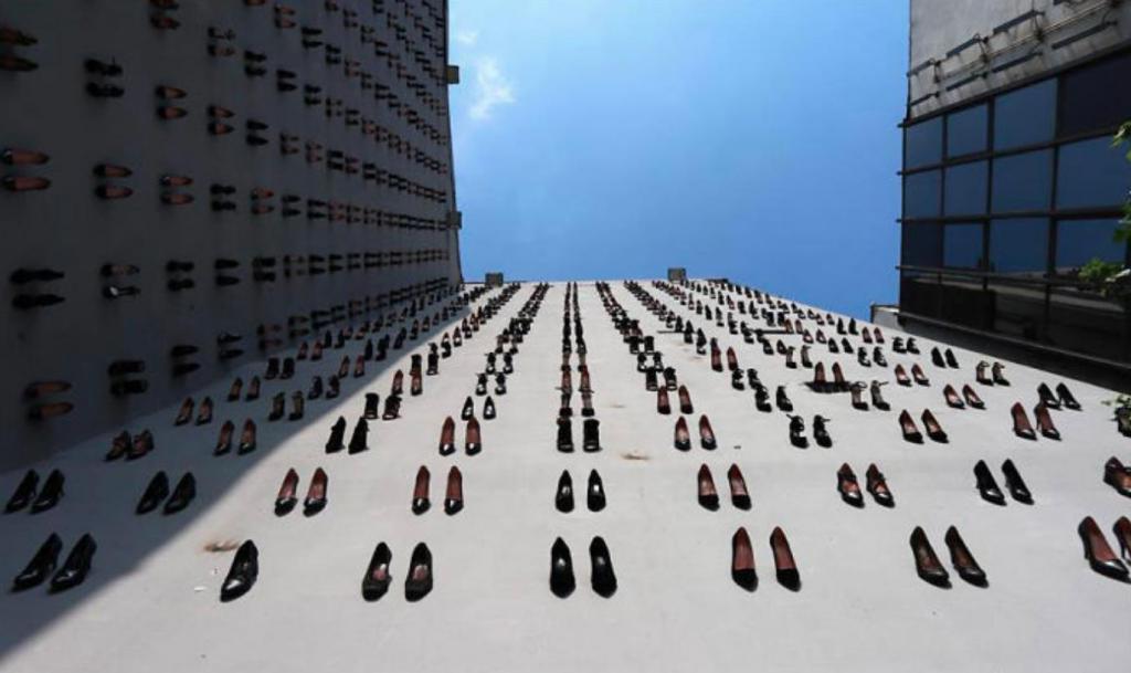 Необычный памятник женщинам - художник установил 440 пар туфель на стенах здания в Стамбуле