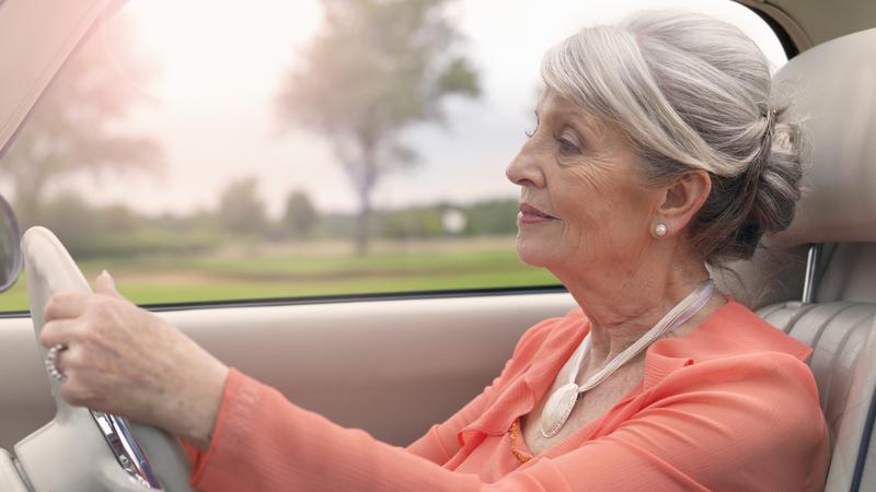 80 летняя женщина уснула в своей машине, а когда проснулась, ее ждал неприятный сюрприз: машины не было. К счастью, потом ее нашли