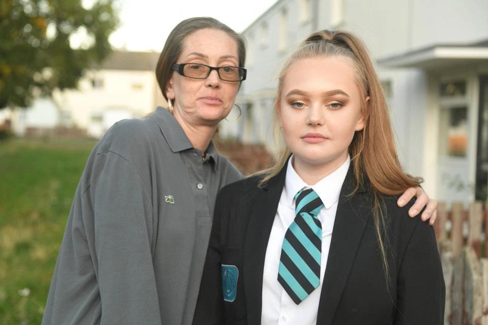 Школьницу исключили из школы на один день лишь только за то, что она сняла пиджак. Суровые правила для школьников в Великобритании