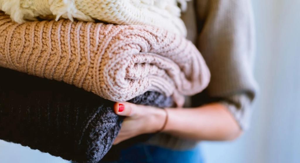 Верхнюю одежду - 1-2 раза в сезон: как часто нужно стирать одежду