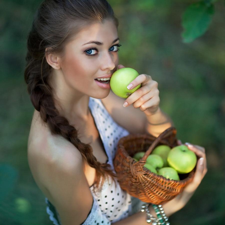 Есть какая нибудь девушка. Девушка с яблоком. Фотосессия с фруктами. Девушка с фруктами. Красивая девушка с яблоком.