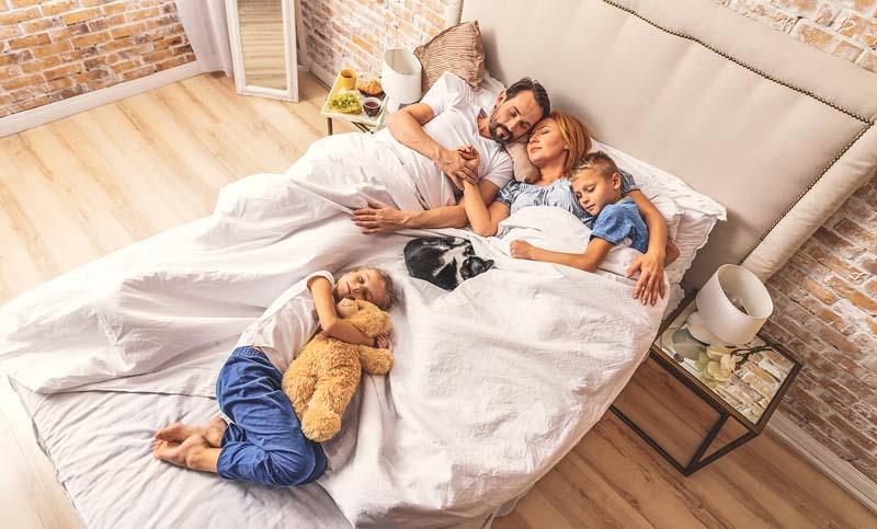 Вечный вопрос: должны ли малыши спать с родителями или в своей кроватке