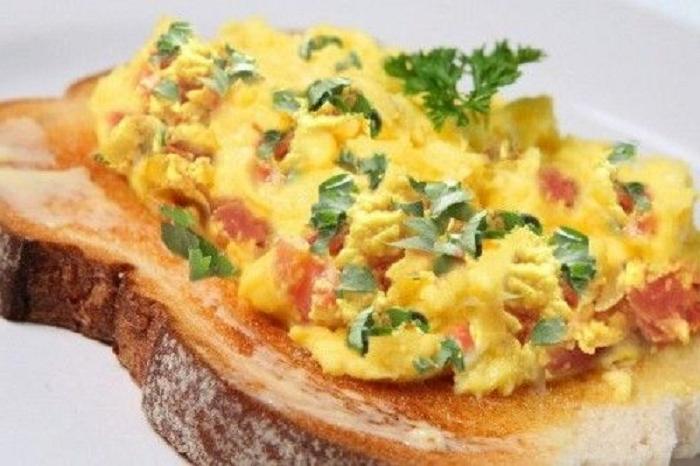 Вкуснейший завтрак за 5 минут: если некогда готовить, тосты с яйцом скрэмбл выручат вас