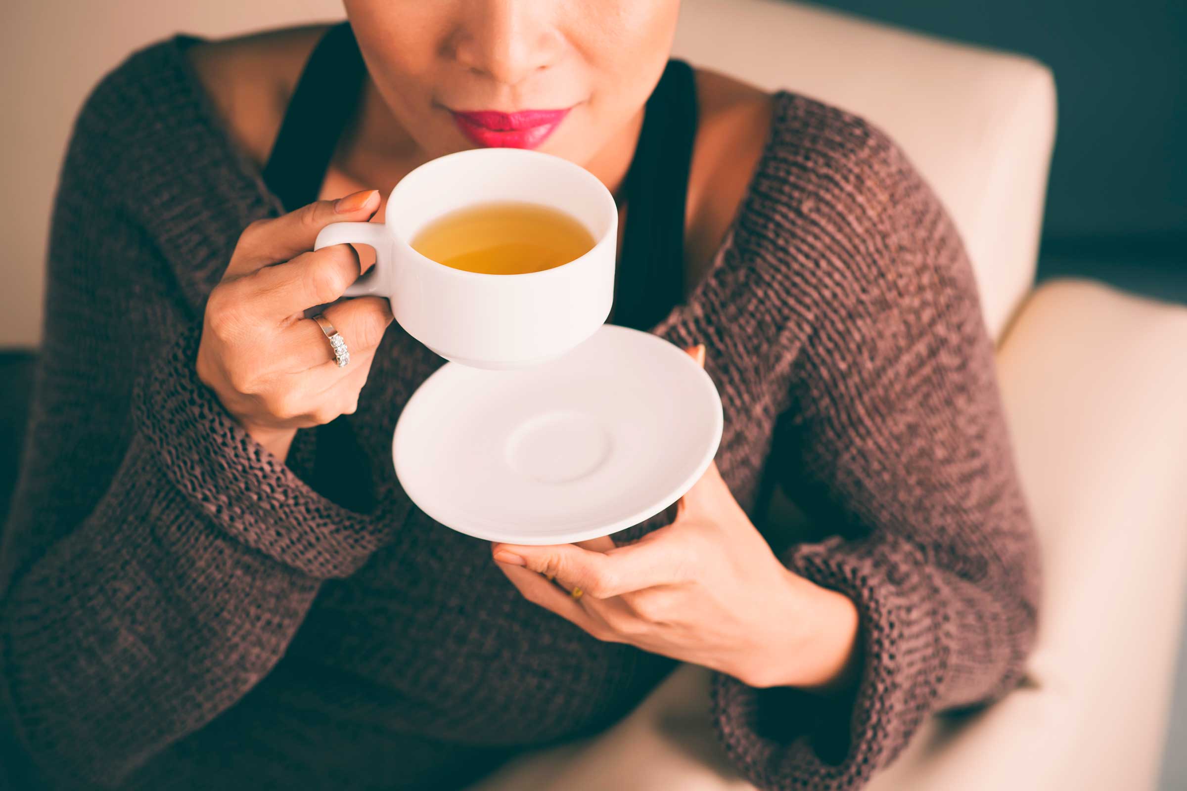 Почему выпить чаю. Девушка пьет чай. Женщина с чашкой. Девушка с чашкой чая. Чашка чая.