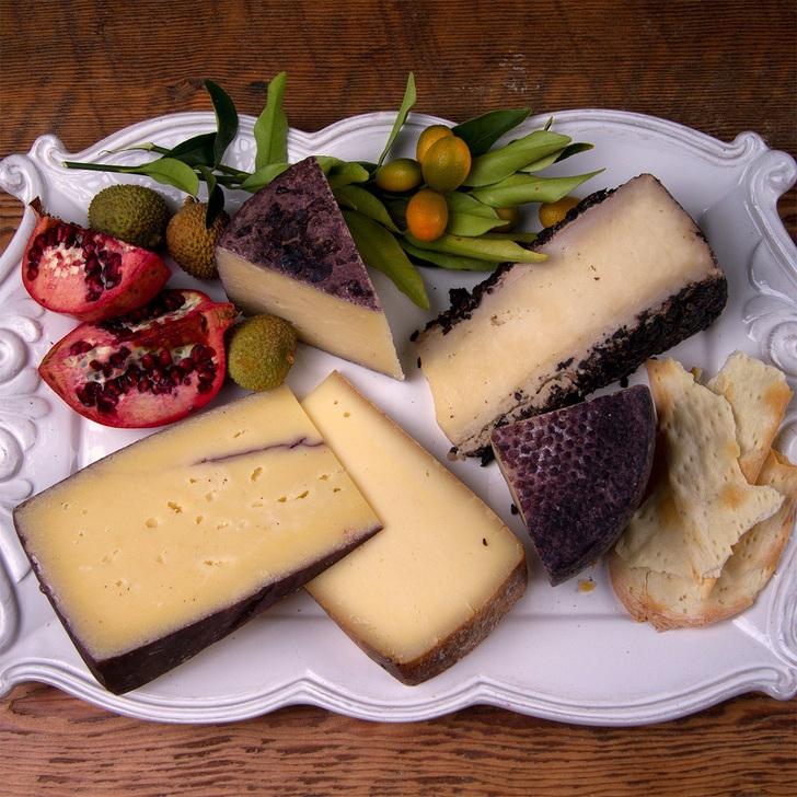 Два удовольствия в одном флаконе: сыр, пропитанный вином и виноградной мякотью