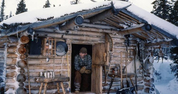 В 1968 году пенсионер приехал в горы на Аляске, построил хижину и остался жить. Только через 30 лет отшельник вернулся к семье