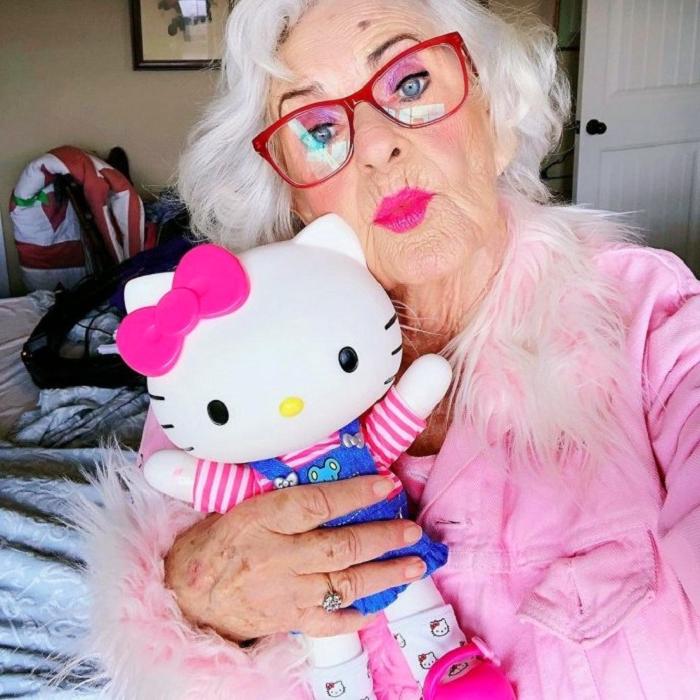 У 90 летней бабушки непревзойденное чувство стиля и почти 4 млн подписчиков: она   звезда в Сети