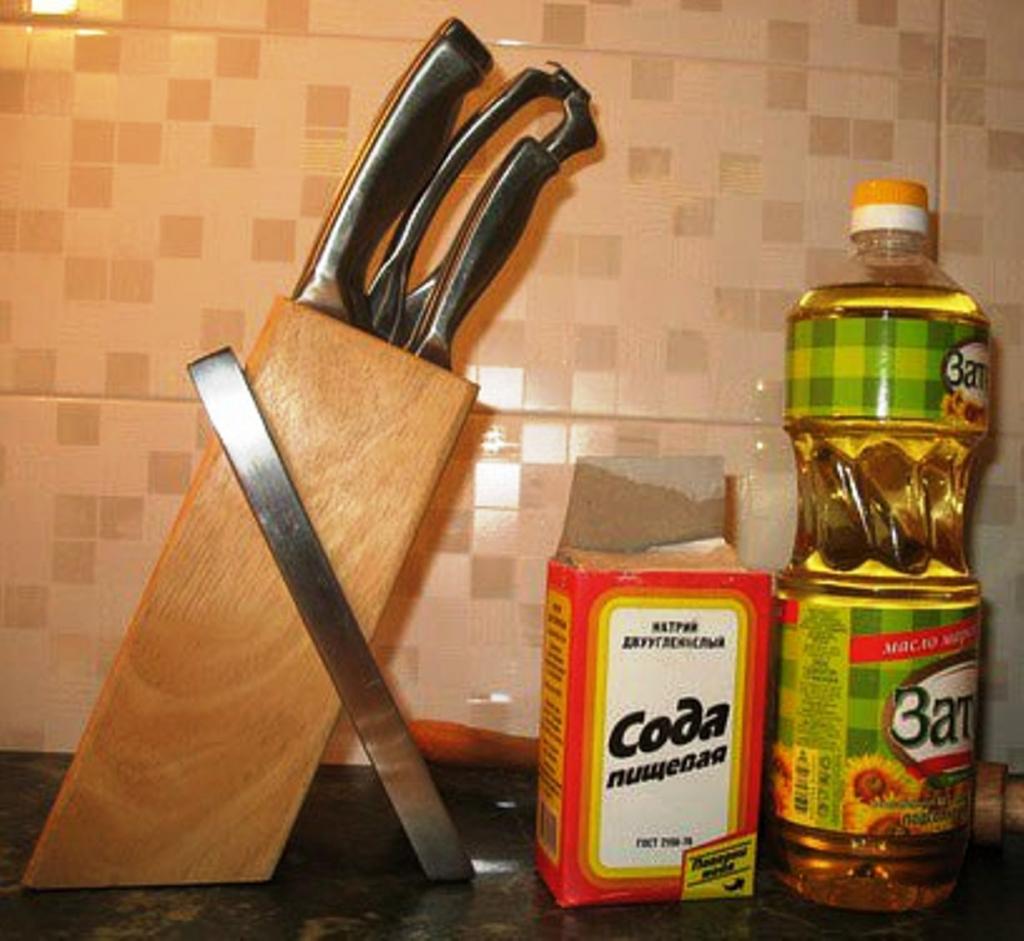Чем можно помыть кухню. Отмываем кухонный гарнитур от жира. Отмываем деревянную кухню от жира. Растительное масло на кухне. Средство для кухонной мебели из дерева.