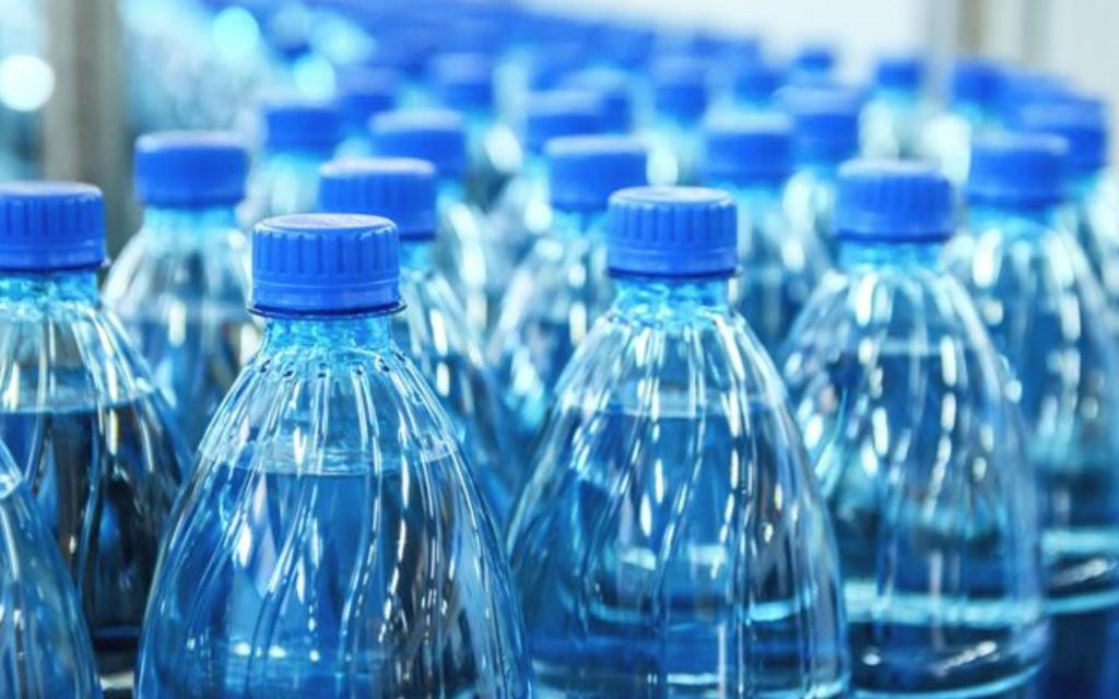 Щелочную воду теперь можно купить в спортивных залах и продуктовых магазинах по всему миру: какой у нее вкус и стоит ли переплачивать