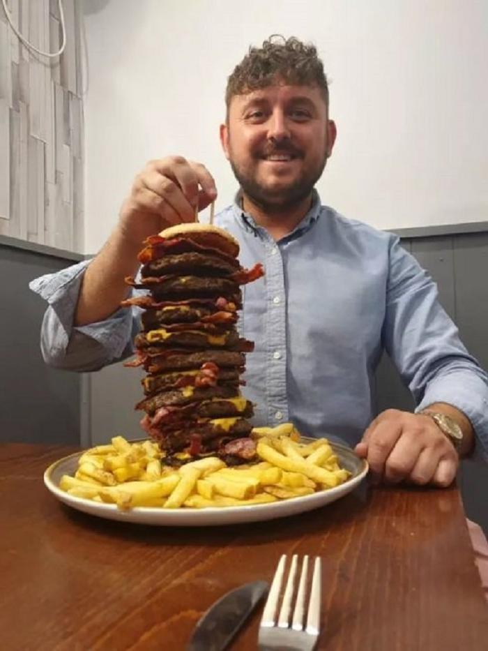 Гигантский бургер: ресторан предлагает гамбургер огромных размеров и готов выплатить компенсацию, если что-то пойдет не так со здоровьем