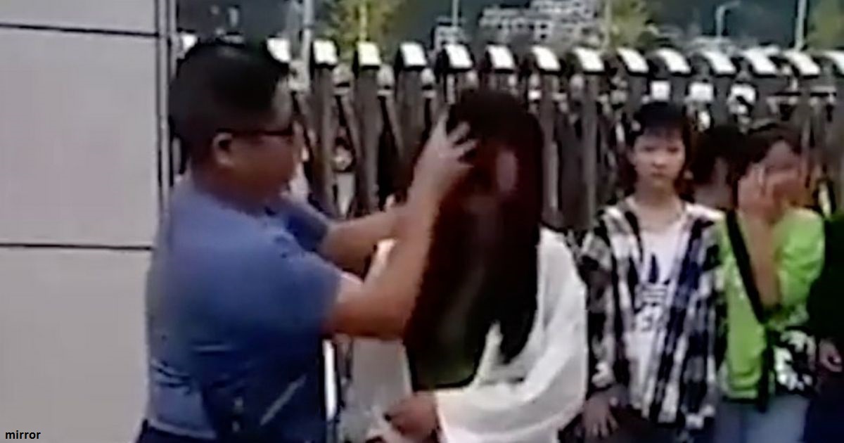 Учитель в Китае ″приветствовал″ всех школьниц с макияжем   с ведром и полотенцем