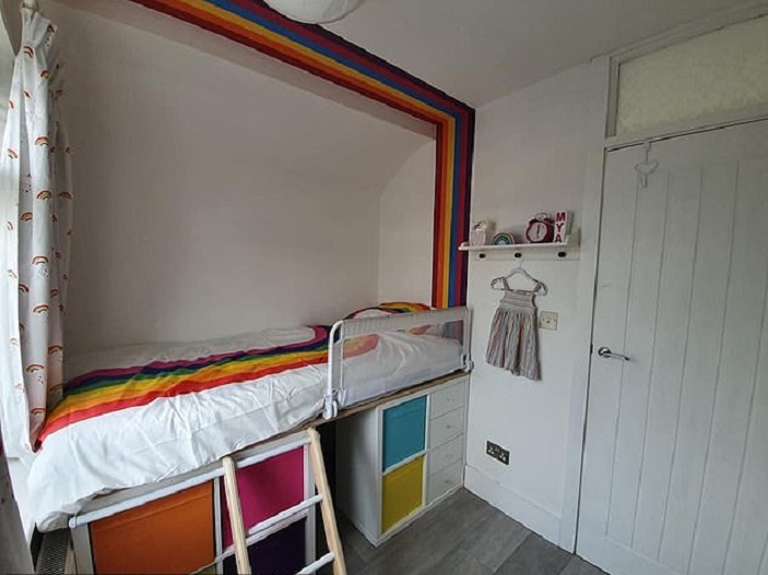 Экономные родители превратили обычную кладовку в уютную спальню для маленькой дочери