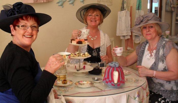 День бабушек во франции. Английское чаепитие люди. Чаепитие в Англии. Англичане пьют чай. Чайная церемония в Великобритании.