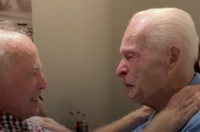 Ожидание длиной 75 лет: братья, разлученные во время войны, встретились глубокими стариками