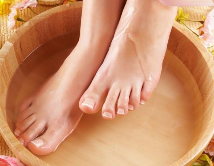 Ванночка для ног с мятой, льном и пажитником: отличное средство восстановить огрубевшую кожу после лета