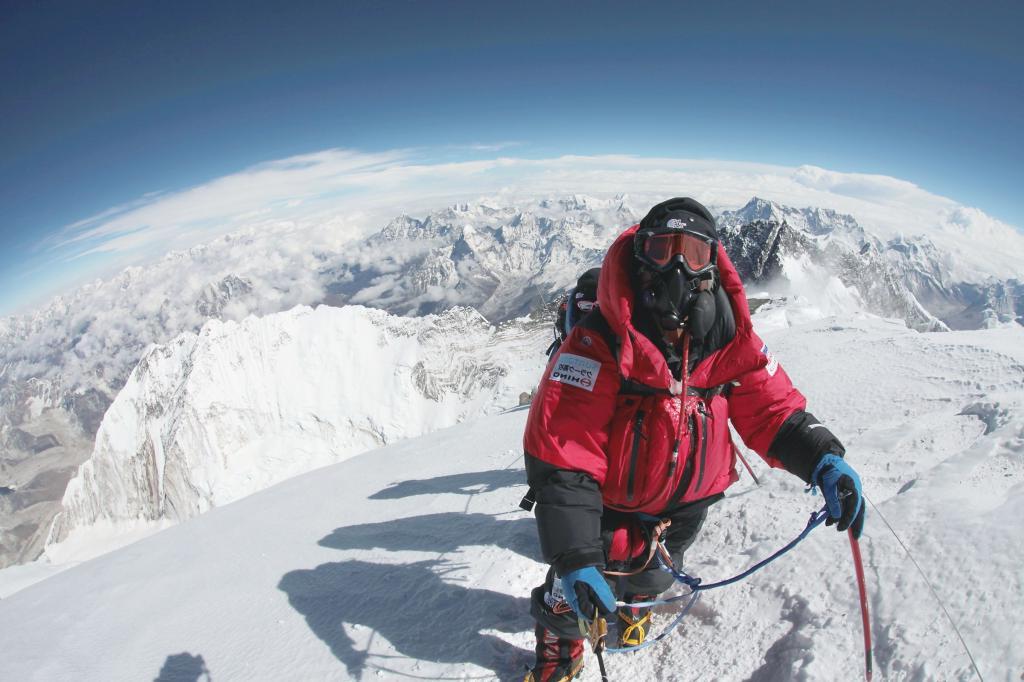 Переполнена неопытными альпинистами и загрязнена отходами: как люди разрушают гору Эверест