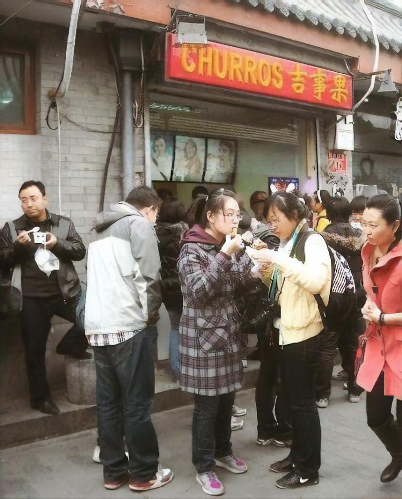 Парень узнал, что его фото, сделанное в 2007 году, сейчас используется для рекламирования чуррос по всему Китаю