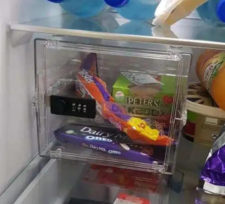 Заботливый парень девушки сладкоежки прячет шоколад в сейфе, а сейф   в холодильнике