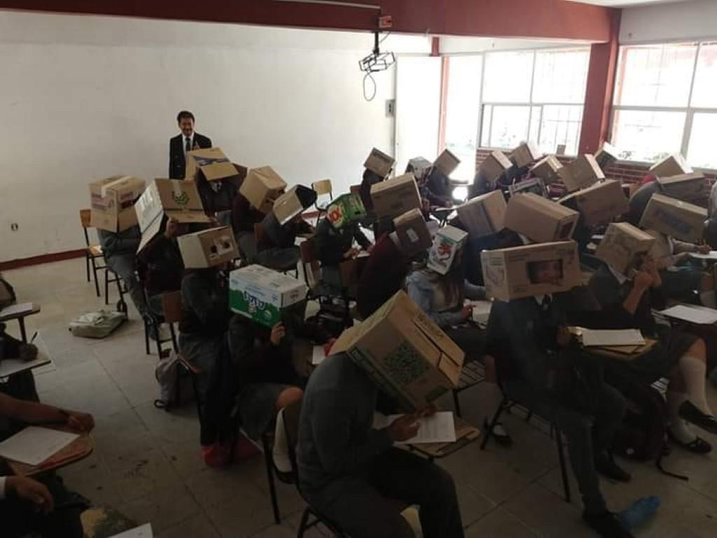 Родители требуют увольнения директора школы за то, что их дети учились с коробками на голове