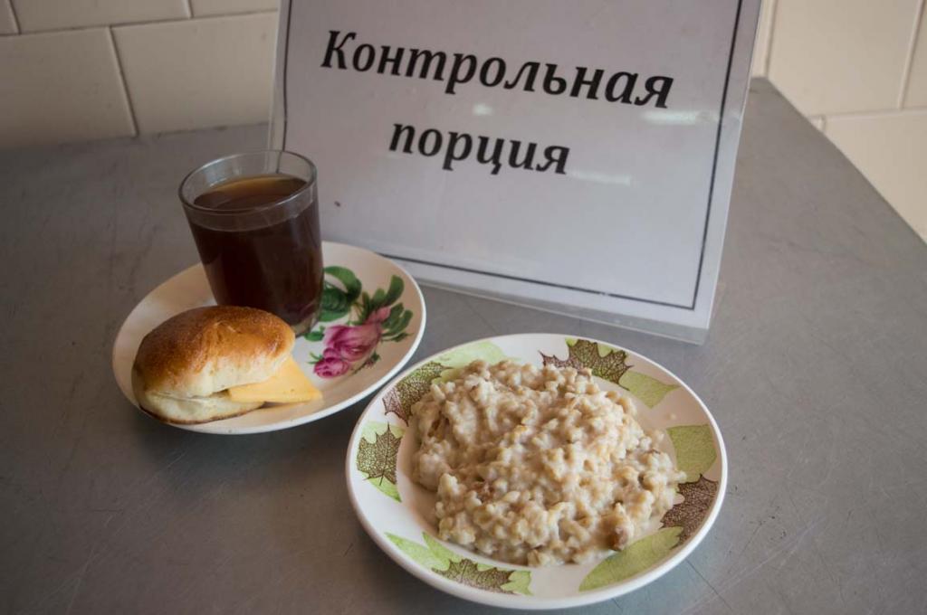 Что подают на завтрак в школах разных стран по всему миру: чем питаются дети в России, Великобритании, Испании и т. д.