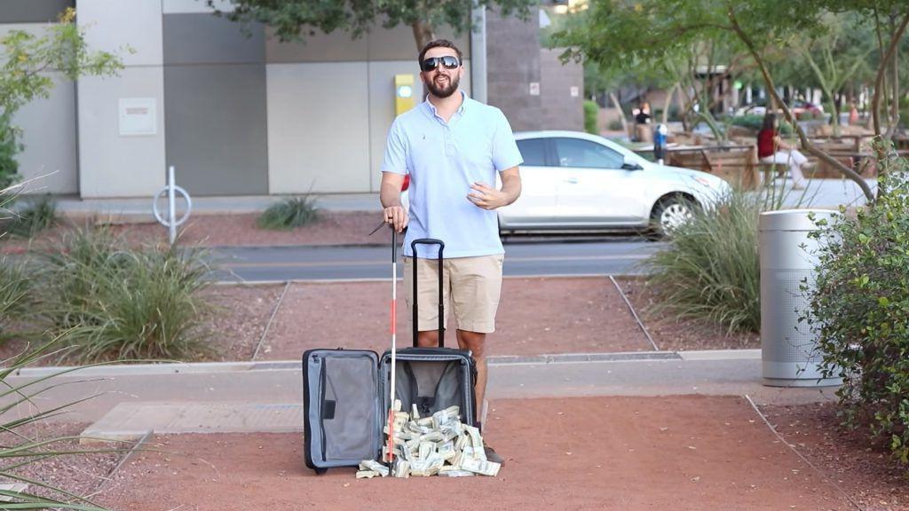 Эксперимент на жадность: мужчина притворился слепым и как бы случайно вывалил деньги из чемодана. Как отреагировали прохожие