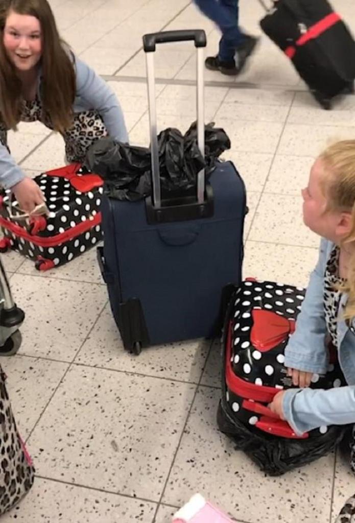 Поездка сюрприз. Дочь а с чемоданом. Мать с дочкой чемодан нейросеть. Фото поездка с дочкой чемоданы. Пассажир с дочкой и чемоданами приколы.