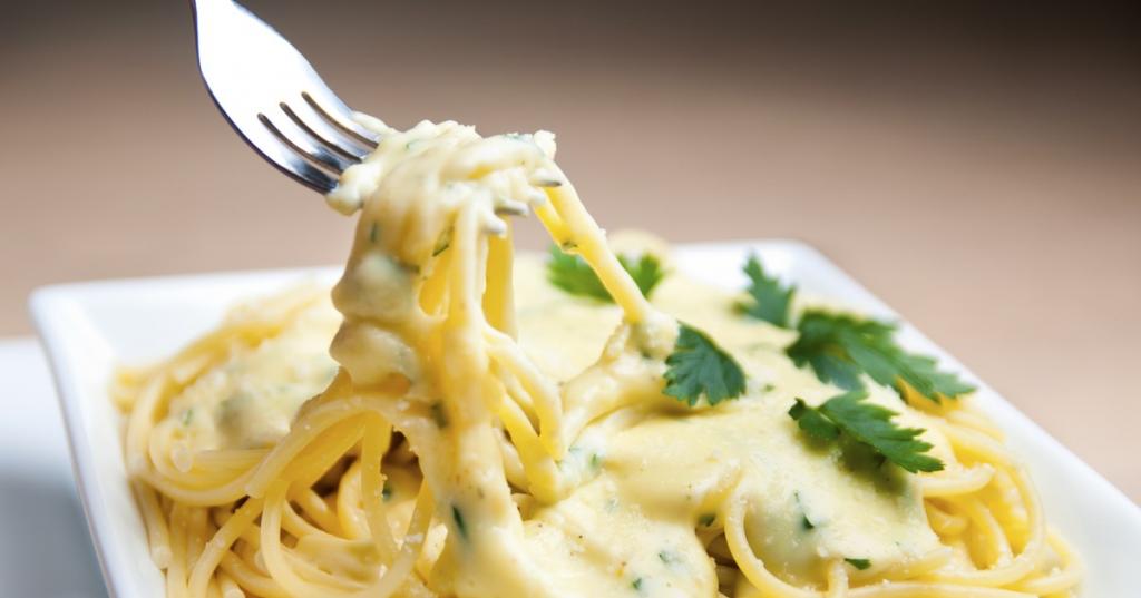 Я самостоятельно готовлю к макаронам или спагетти сырный соус: муж каждый день просит это блюдо