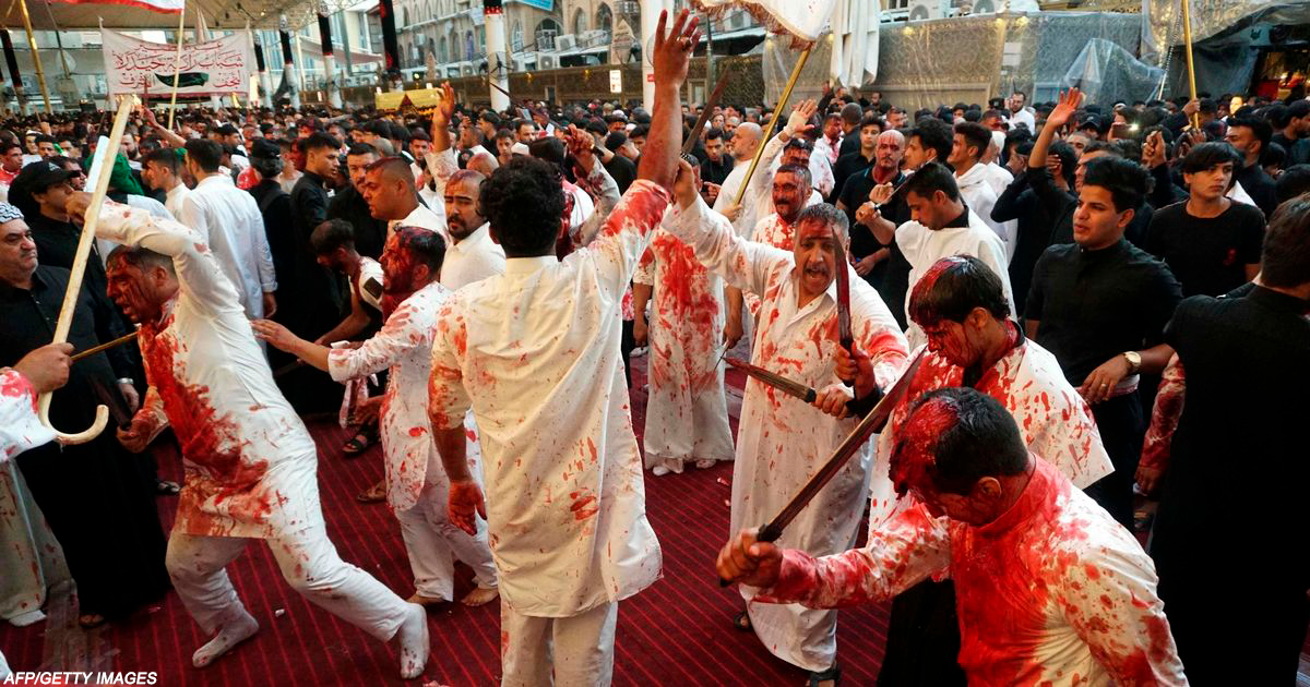 Во время этого религиозного праздника мусульмане режут себя и детей мальчиков, поливая улицы кровью