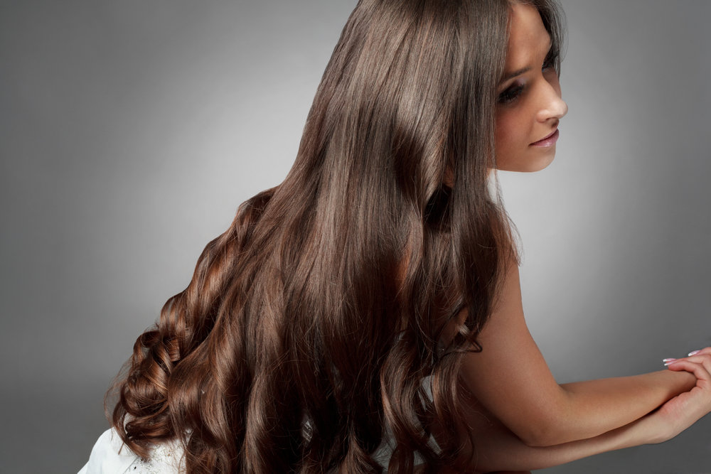 Предотвратить выпадение волос можно при помощи массажа теплым маслом: как его делать