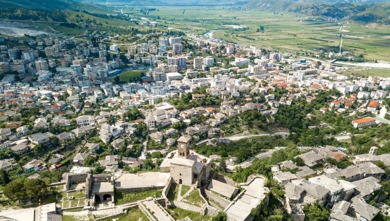 От Берата    города тысячи окон    до солнечной Саранды: города Албании, которые стоит посетить во время тура по стране